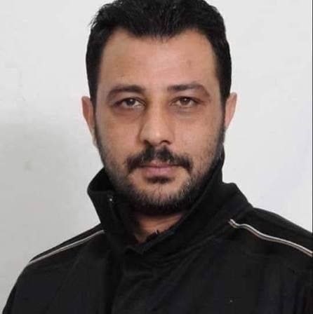 qadeyah_'s tweet photo. ⚠️ محاولة قتل داخل سجن النقب.. إطلاق الرصاص على الأسير غسان زواهرة ثلاث مرات

تعرض الأسير غسان زواهرة لمحاولة قتل داخل سجن النقب، بعدما أطلقت قوات القمع التابعة لإدارة سجون الاحتلال الرصاص المطاطي عليه ثلاث مرات، ما أدى إلى إصابته بجروح خطيرة ونزيف حاد استدعى نقله إلى مستشفى "سوروكا"، حيث خضع لعملية جراحية، قبل أن يُعاد إلى السجن ويتعرض مجددًا للضرب والتنكيل.

ووفق إفادته، بدأت الانتهاكات منذ نقله إلى سجن النقب، حيث تعرض للتفتيش العاري والاعتداء بالضرب، قبل أن تستهدفه وحدة "المتسادا" بالرصاص المطاطي بصورة مباشرة، ما تسبب بإصابته وفقدانه الوعي أكثر من مرة.

الأسير غسان زواهرة من مخيم الدهيشة في بيت لحم، وهو أسير سابق أمضى نحو 17 عامًا في سجون الاحتلال، بين أحكام فعلية واعتقال إداري. أعيد اعتقاله في شباط/فبراير 2025، وهو شقيق الشهيد معتز زواهرة، ومتزوج وأب لأربعة أبناء، وقد فقد والده بعد يومين من اعتقاله الأخير.