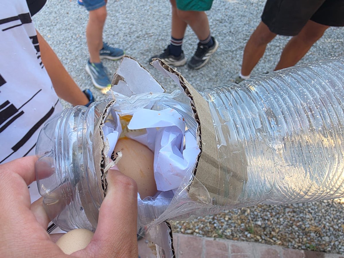 federacionaice's tweet photo. Por la tarde, reto Eggship: tocaba ingeniárselas para lanzar un huevo sin que se rompiera. Mucha creatividad, nervios y finales de todo tipo… no todos sobrevivieron 😅

#CampAICE2026 https://t.co/95uRleJBuo