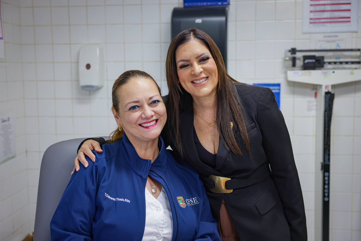 cfsepr's tweet photo. La administradora de la CFSE, Enid I. Ortiz Rodríguez, visitó el Dispensario de Manatí e hizo entrega del pin de los 91 años de la Corporación en reconocimiento al compromiso y la dedicación de nuestro personal. Seguimos fortaleciendo una CFSE cercana y comprometida con su gente. https://t.co/H1Fax9oLFo