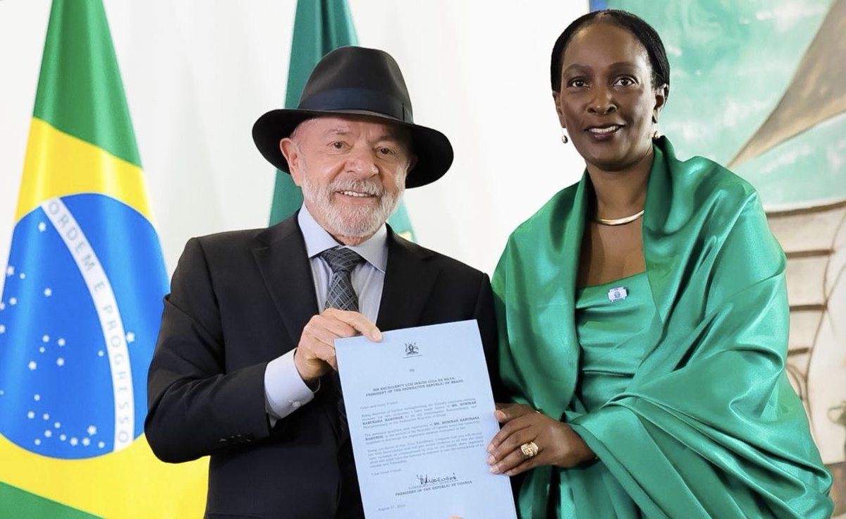 RobieKakonge_'s tweet photo. Today, at the Itamaraty Palace in Brasília, I had the honour of presenting my Letters of Credence to His Excellency President Luiz Inácio Lula da Silva as the non-resident Ambassador of the Republic of Uganda to the Federative Republic of Brazil. I look forward to working with our Brazilian partners to deepen the friendship and cooperation between our two countries🇧🇷 🇺🇬

@LulaOficial @KagutaMuseveni @StateHouseUg @UgandaMFA @Tybisa @UgaEmbaWashDC @UgandaMediaCent @GCICUganda