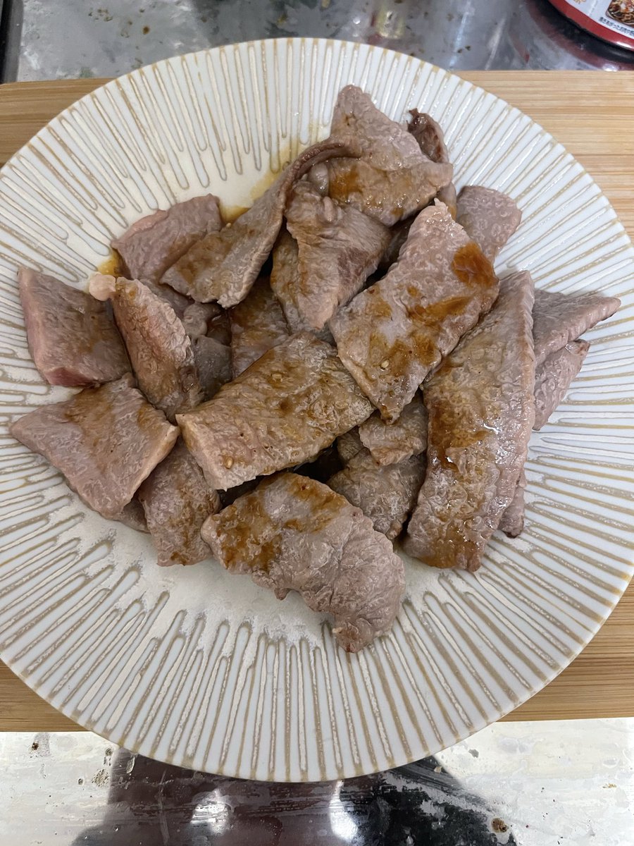 Masato54857919's tweet photo. 【飯テロ？】

ちょっと飯テロになるか分からない。

産地を忘れたけど、肉も脂も甘く旨みもあっておすすめだからと昨日買った。

買うの迷ったら300円値引きしてくれた。
ステーキじゃないから火入れ簡単だし、サッと炒めて食べた。

うまー！

でも脂っこくて、途中から飽きたw https://t.co/JvwYUDiDaF