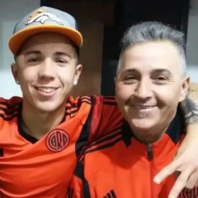 Perla_Londres's tweet photo. 🎙️🇦🇷 La emotiva historia de Raúl, el papá de Enzo sobre sus primeros botines:

“Enzo tenía 10, 11 años en 2012, había visto en un shopping de capital unos botines y me dice: 'Hay un amigo que me los consigue más baratos' y dije bueno vamos a sacarlos con la tarjeta

Nunca me imaginé lo que valían esos botines, entonces le digo a Enzo: 'No le contemos nada a mamá porque nos va a matar a los dos'. Cuando llegamos a casa me dice Marta: 'Y? Le compraste los botines? Cuánto salieron?'. Cuando le digo el precio me dice 'Nooo pero una locura'

Y le digo: 'Para un trabajador las mejores herramientas'. Todo lo hicimos con amor, con sacrificio, sin saber que iba a pasar en un futuro... uno lo fue acompañando desde chiquito y todo lo que consiguió nos llena de orgullo

Él también tuvo su sacrificio, uno como papá apoya en los momentos malos más que en los buenos, porque hubo momentos donde no jugó y hubo que estar apuntalándolo ahí desde chico y entendió que para poder estar bien tenía que trabajar demasiado... y eso hizo”
