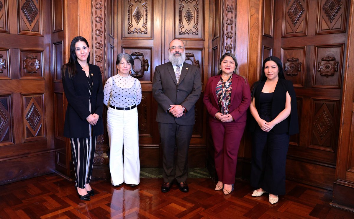 OJGuatemala's tweet photo. La Magistrada Jenny Noemy Alvarado Tení, Vocal XIII de la Corte Suprema de Justicia e integrante de la Cámara Penal, sostuvo una reunión de trabajo con el Ministro de Cultura y Deportes, Luis Méndez Salinas, con el objetivo de fortalecer la cooperación interinstitucional y promover el acceso al arte.

Durante el encuentro se abordó la habilitación de espacios para exposiciones artísticas en el Palacio de Justicia, como una iniciativa conjunta para acercar el arte a la ciudadanía y promover el talento nacional dentro de las instalaciones del Organismo Judicial.

Con estas acciones, el Organismo Judicial reafirma su compromiso con el fortalecimiento de alianzas interinstitucionales que contribuyan a la promoción de la cultura y al acercamiento de las instituciones del Estado con la población.

#OJ #CSJ #ReuniónDeTrabajo