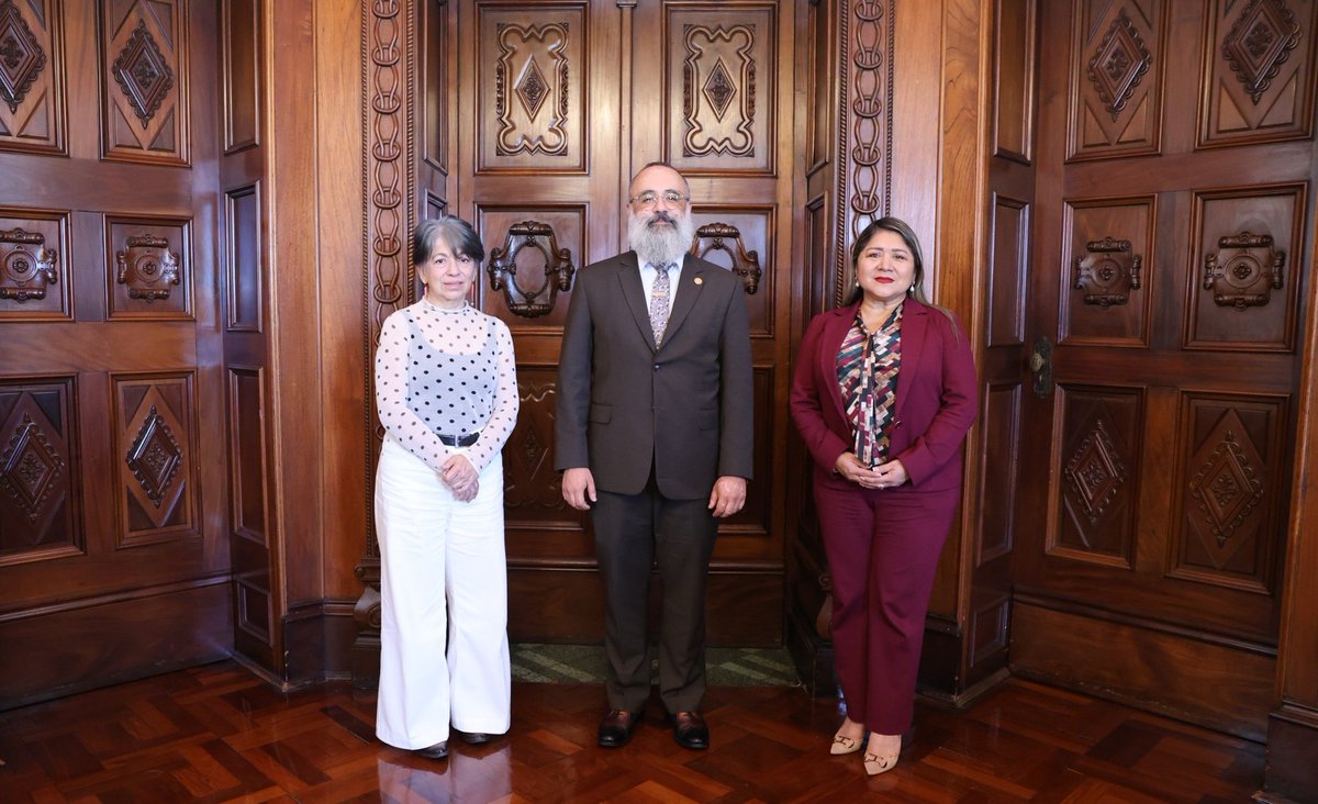 OJGuatemala's tweet photo. La Magistrada Jenny Noemy Alvarado Tení, Vocal XIII de la Corte Suprema de Justicia e integrante de la Cámara Penal, sostuvo una reunión de trabajo con el Ministro de Cultura y Deportes, Luis Méndez Salinas, con el objetivo de fortalecer la cooperación interinstitucional y promover el acceso al arte.

Durante el encuentro se abordó la habilitación de espacios para exposiciones artísticas en el Palacio de Justicia, como una iniciativa conjunta para acercar el arte a la ciudadanía y promover el talento nacional dentro de las instalaciones del Organismo Judicial.

Con estas acciones, el Organismo Judicial reafirma su compromiso con el fortalecimiento de alianzas interinstitucionales que contribuyan a la promoción de la cultura y al acercamiento de las instituciones del Estado con la población.

#OJ #CSJ #ReuniónDeTrabajo