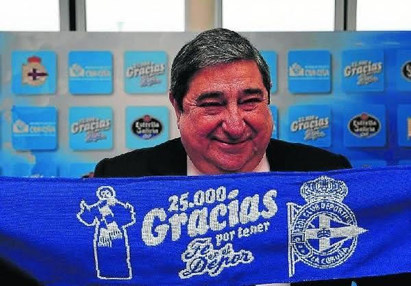 Pocholo103's tweet photo. Este señor decía que ni un solo deportivista podía dejar de ir al estadio por no poder pagar su carnet. Con los abonos más económicos de 1ª creó los descuentos para niños, jóvenes, mayores, desempleados, peñas y familias. 
Y es que encima ganaba títulos. 
Gracias eternas, Presi!! https://t.co/xk7fwD22vh