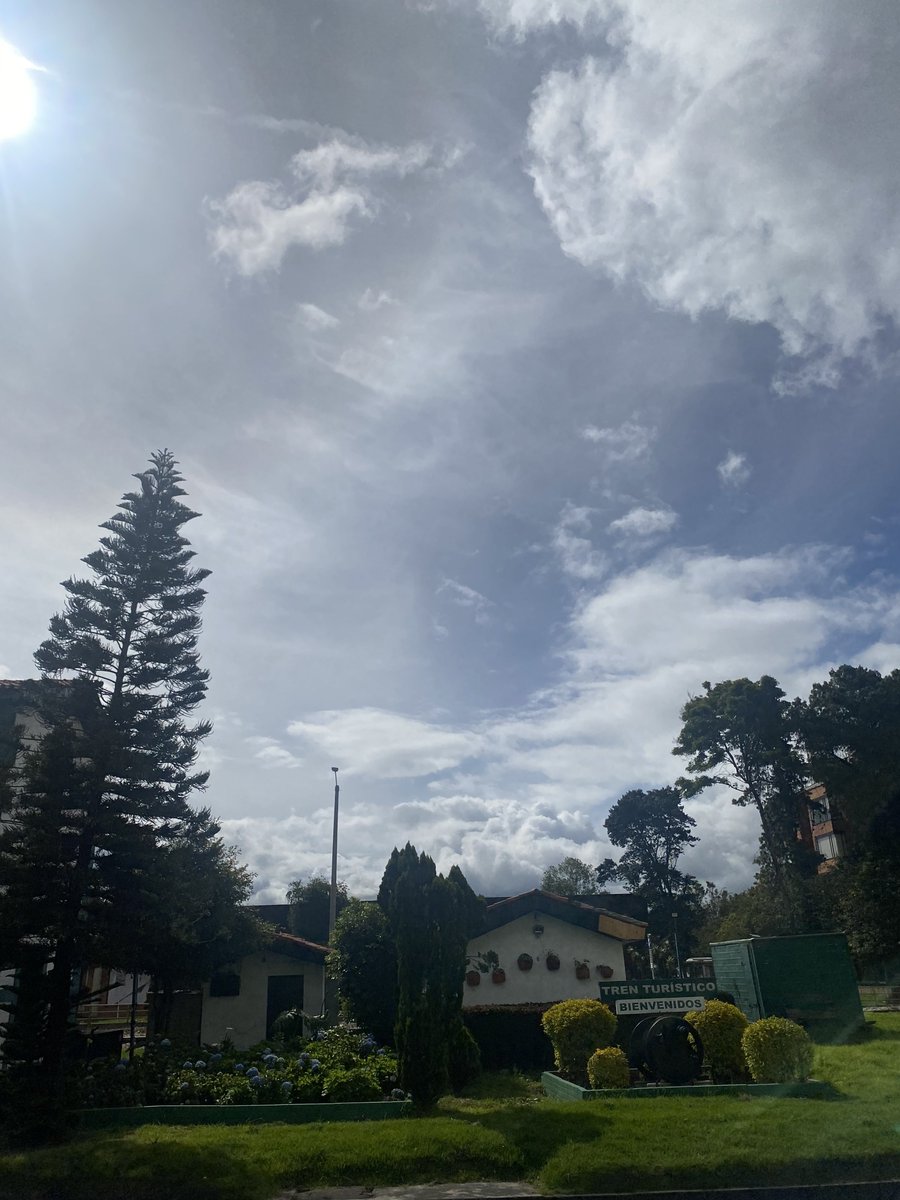 antonioahma's tweet photo. Estación del ferrocarril en @Bogota 
Avenida novena calle 111
#Bogota la ciudad más bella de #Colombia https://t.co/4TDSfaN80a