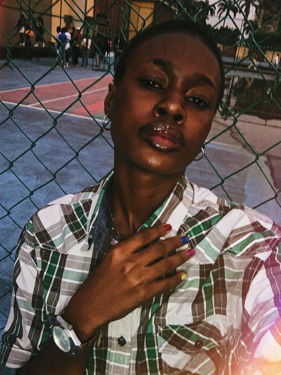 ashluredx's tweet photo. Opens camera by 6pm. Felt pretty. Took a selfie. And here we are. https://t.co/YnHPqCnnQZ