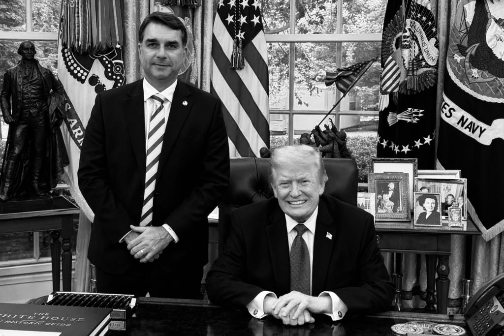 pedrorousseff's tweet photo. 🚨BOMBA! Empresários brasileiros que participaram da audiência contra as tarifas americanas estão REVOLTADOS com Flávio Bolsonaro!

- Eles afirmaram que o senador foi "fazer palanque" e suas falas irresponsáveis só ATRAPALHARAM o Brasil!

TARIFLÁVIO TRAIDOR DA PÁTRIA! 🤦‍♂️🇧🇷 https://t.co/k0mKEbal5U