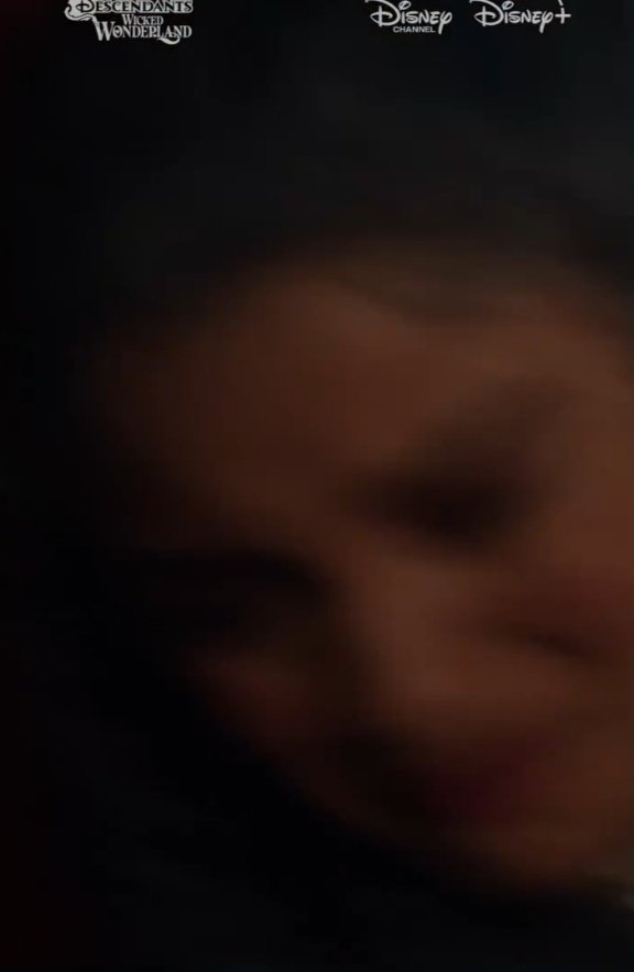 FariasAudry's tweet photo. Então, a Chloe vê o dueto da Red e o Luis, se acaba de chorar, vai tirar satisfação com a Red, a Red fala que elas não são nada além de amigas, Chloe sai correndo, surta, encontra a chessy e o Max e é manipulada por eles. Em resumo lésbicas viram más depois de serem rejeitadas https://t.co/c1zZ7zv5DB