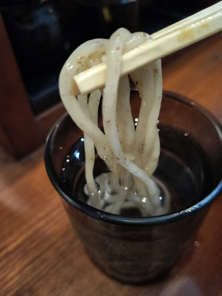 yx38yh's tweet photo. 期間限定のカレーつけ麺を大盛りで喰らう@らぁ麺しろ😋🍜👍

夏向きなスパイシースープのつけ麺 蒼の夏野菜ゴロゴロのも美味いが これもスパイシーで良いね 特に全粒粉の麺が大好きです 最初にお冷につけて 喉越しと もちもち感を味わって欲しい 血糖値スパイクも起きにくく 爺に向いてるよ🤣  ゴチ😋 https://t.co/iyRZwZitya