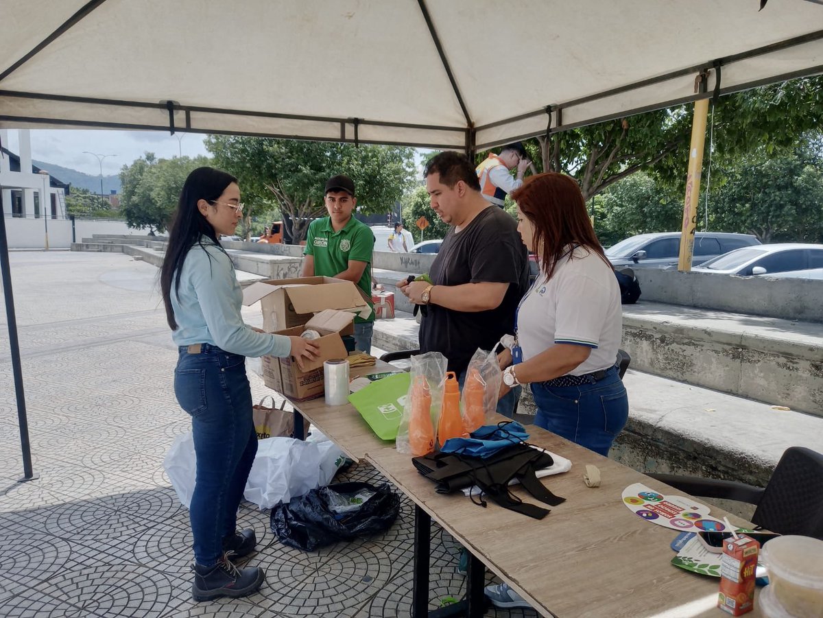 CARCDMB's tweet photo. 🔊¡Aún estás a tiempo de participar!
La Jornada de Recolección de Residuos Posconsumo continúa presente en nuestro territorio #CDMB. Seguimos recibiendo residuos especiales para garantizar su gestión ambientalmente segura y evitar que contaminen nuestros ecosistemas. https://t.co/l8meJeOVQT