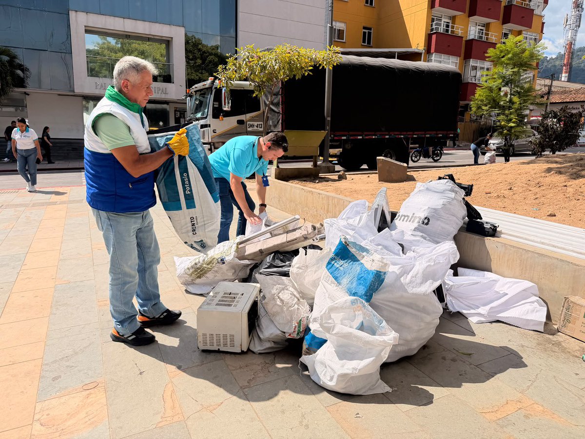 CARCDMB's tweet photo. 🔊¡Aún estás a tiempo de participar!
La Jornada de Recolección de Residuos Posconsumo continúa presente en nuestro territorio #CDMB. Seguimos recibiendo residuos especiales para garantizar su gestión ambientalmente segura y evitar que contaminen nuestros ecosistemas. https://t.co/l8meJeOVQT