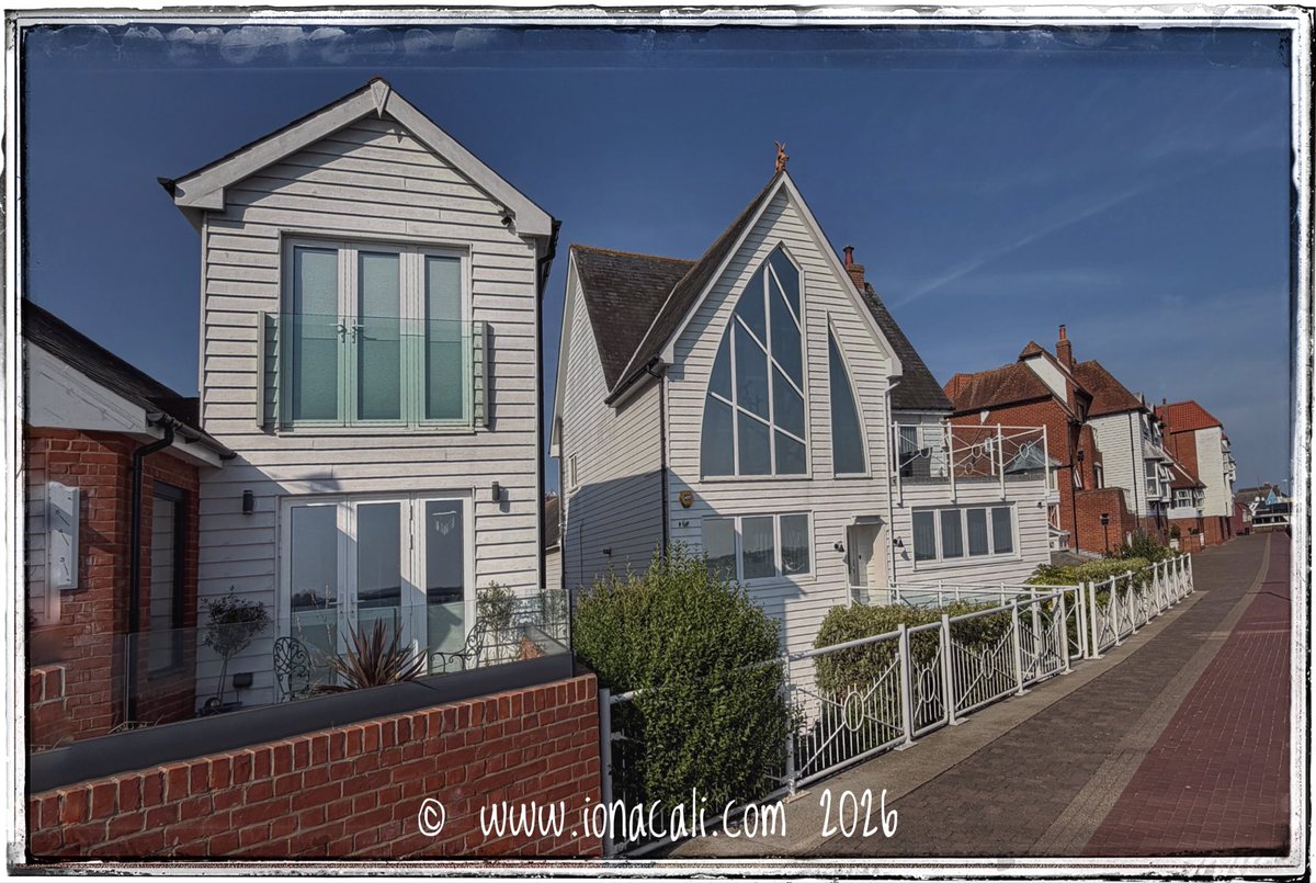 iona_cali's tweet photo. Riverside living with some sail shaped windows! #BurnhamOnCrouch https://t.co/NWfhahkTSH