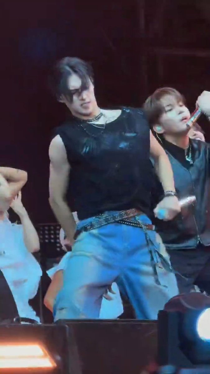 woooyomuffin's tweet photo. WHY IS HE GETTING BIG WHY ARE HIS ARMS SO BUFF BUT HIS WAIST IS SO SMALL AND SLUTTY NONO NONONONONO https://t.co/Uezi47hOrr