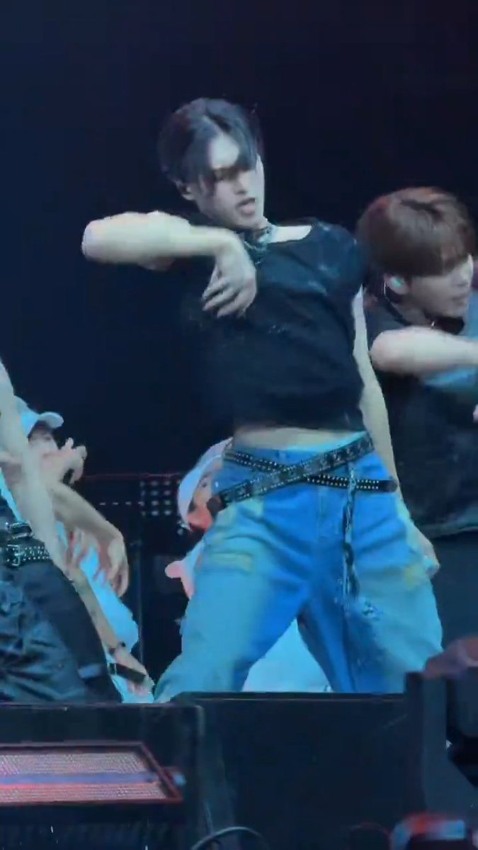 woooyomuffin's tweet photo. WHY IS HE GETTING BIG WHY ARE HIS ARMS SO BUFF BUT HIS WAIST IS SO SMALL AND SLUTTY NONO NONONONONO https://t.co/Uezi47hOrr