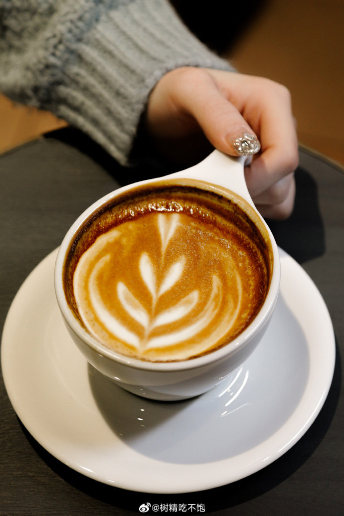 Dasha20042003's tweet photo. Tried that new neighborhood zero-waste café today—sipped honey latte from a reused ceramic mug, no single-use straw, left with refillable snack jars. Small swaps, big cozy wins! https://t.co/loiV1kSbvs