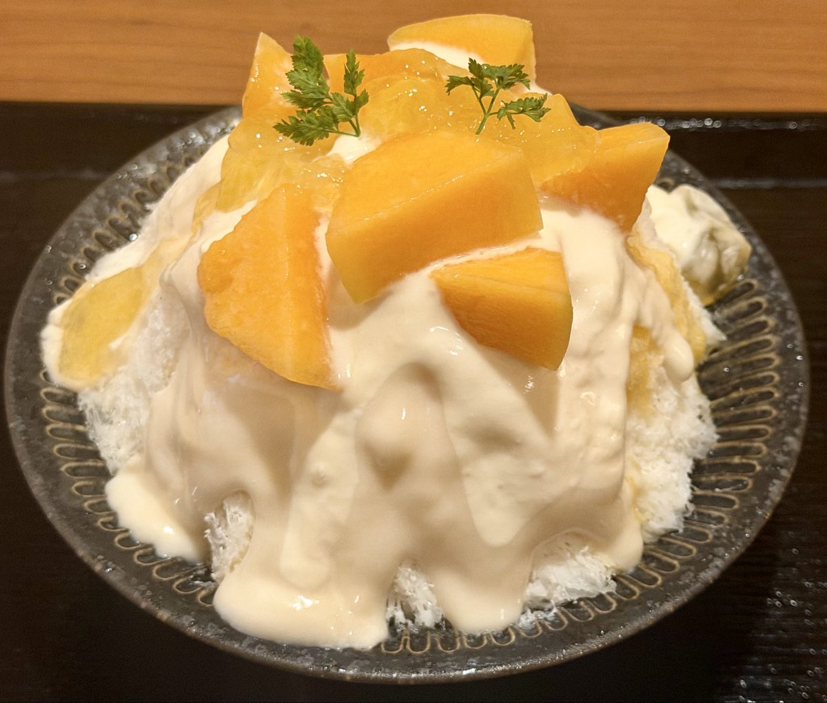 kakigorar's tweet photo. 【新宿かき氷 茶寮 隠居亭】
@東京-新宿駅から4分

完熟メロンとバニラクリーム餡
生いちごブリュレ https://t.co/AI2JRI7mkg