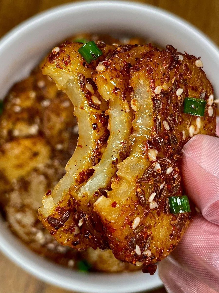 mouse_mooo's tweet photo. Hot crispy fried potato skewers with cumin and chili sauce, perfect street snack to chase away the chill https://t.co/LQxaN2IhkD