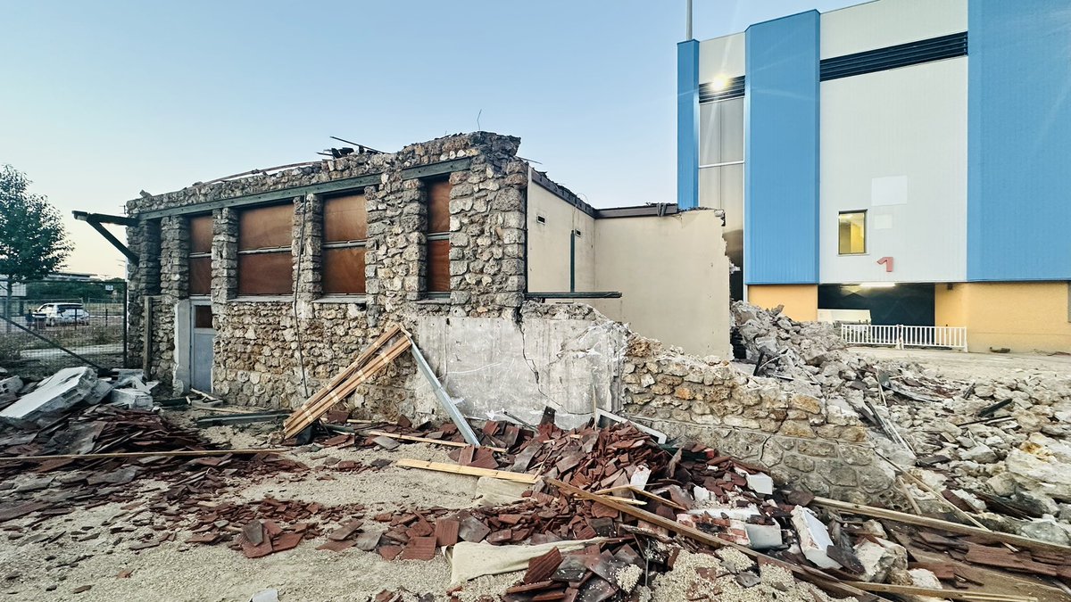 MoDemColombes's tweet photo. Un scandale depuis hier à #Colombes : la destruction dans la plus grande indifférence du pavillon de pesage du Stade Yves du Manoir. Ce bâtiment de l’ancien hippodrome datait de 1883.  Il a servi au pesage des jockeys jusqu’en 1907 et a été le restaurant bar du Racing Club à partir de 1913 jusqu’en 1990.
Retiré de l’annexe patrimoniale du PLU - comme l’octroi du Bd de Valmy - sa démolition était incluse dans la demande de permis de construire pour la rénovation du stade Yves du Manoir, accordée par la Ville de Colombes.