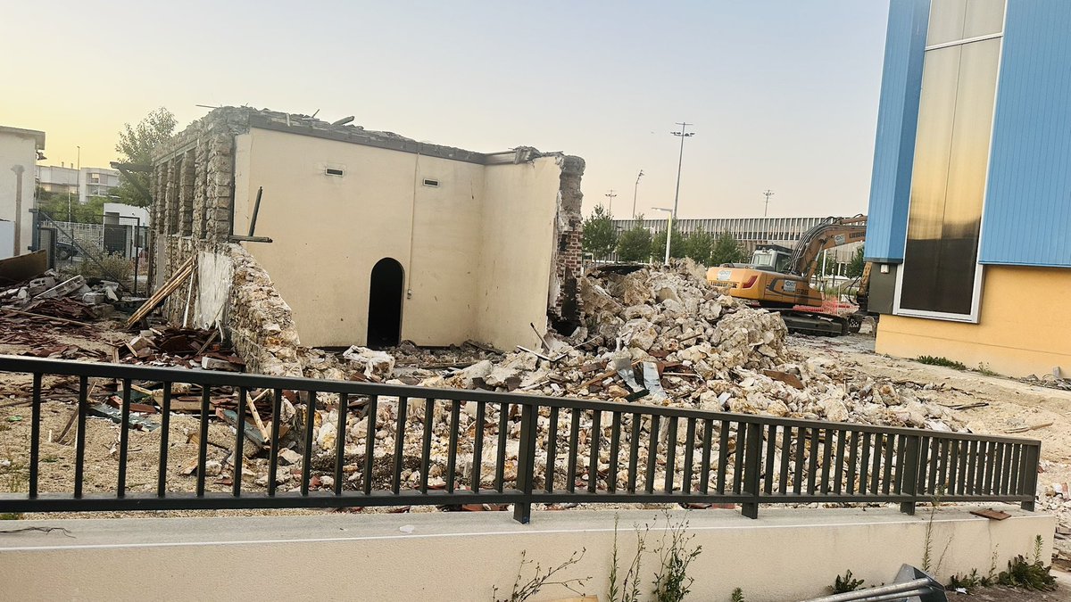 MoDemColombes's tweet photo. Un scandale depuis hier à #Colombes : la destruction dans la plus grande indifférence du pavillon de pesage du Stade Yves du Manoir. Ce bâtiment de l’ancien hippodrome datait de 1883.  Il a servi au pesage des jockeys jusqu’en 1907 et a été le restaurant bar du Racing Club à partir de 1913 jusqu’en 1990.
Retiré de l’annexe patrimoniale du PLU - comme l’octroi du Bd de Valmy - sa démolition était incluse dans la demande de permis de construire pour la rénovation du stade Yves du Manoir, accordée par la Ville de Colombes.