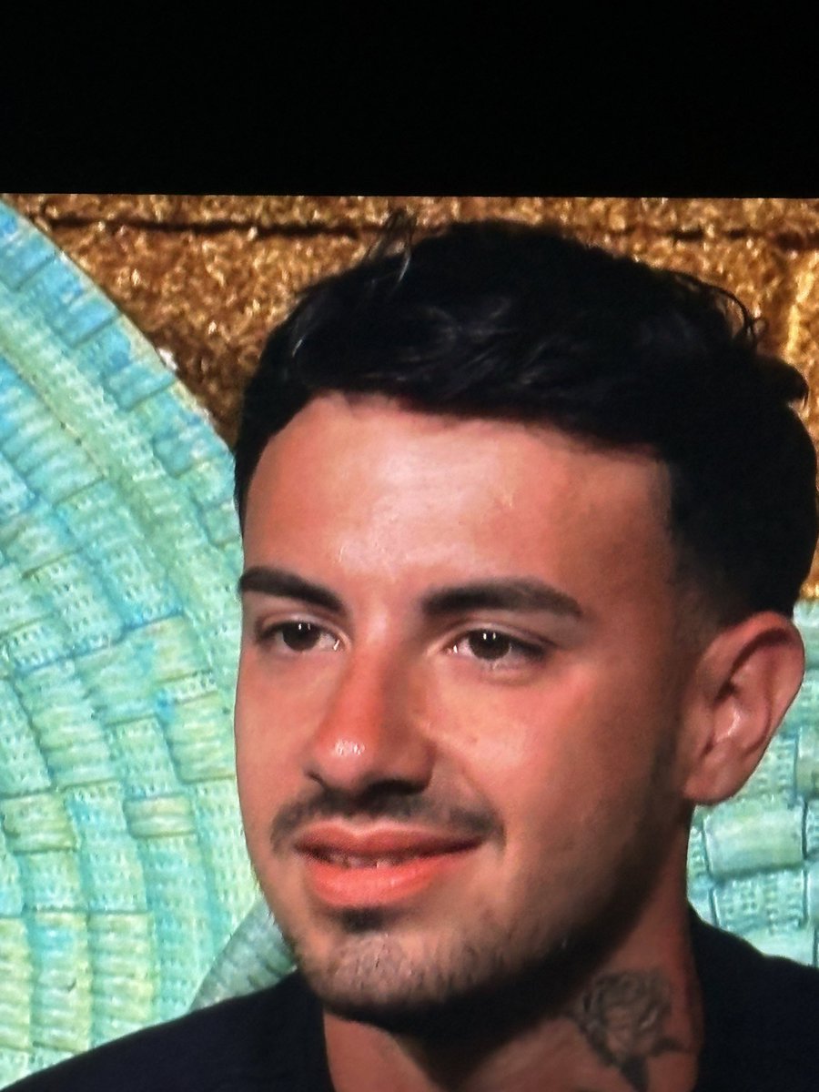 M4thart's tweet photo. Per favore qualcuno abbracci Christian 
#temptationisland https://t.co/vC6k1ltMrf