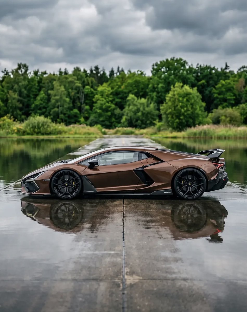 LuxuryCars365's tweet photo. Lamborghini Revuelto ♠️ https://t.co/YVnafYtOaB
