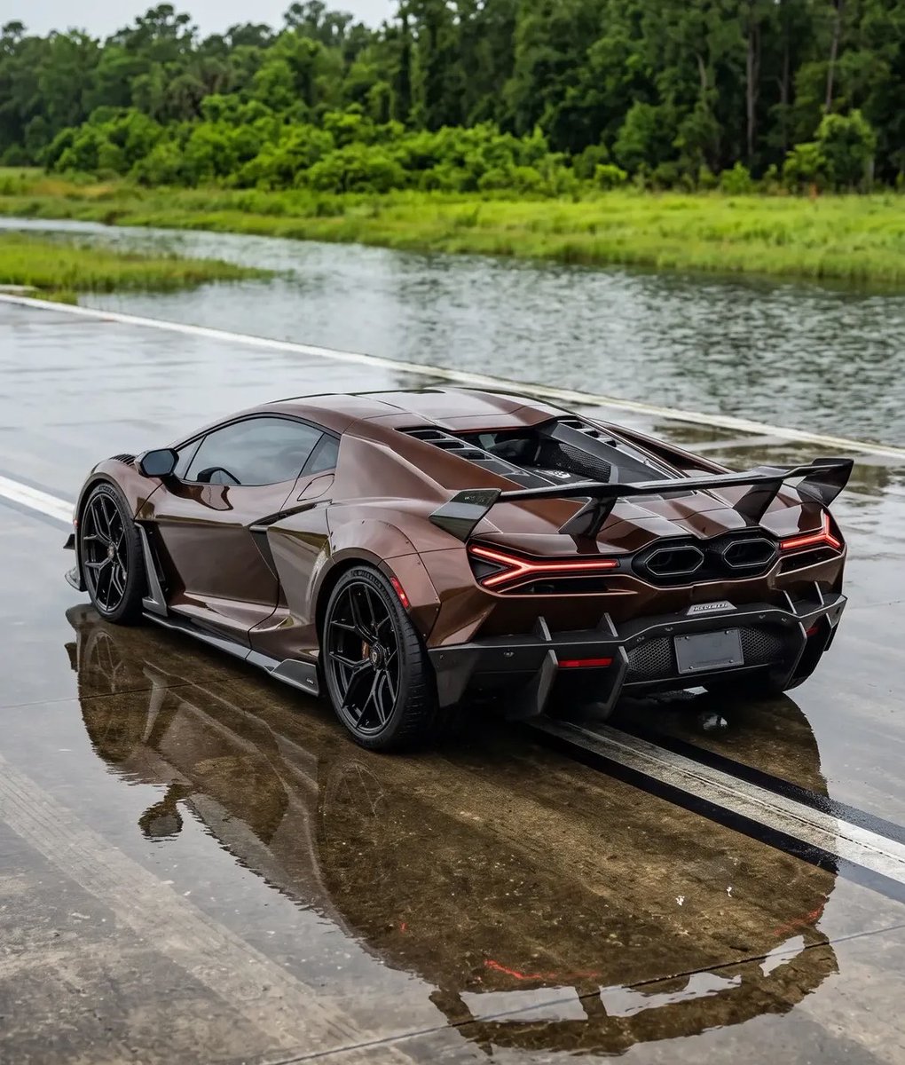 LuxuryCars365's tweet photo. Lamborghini Revuelto ♠️ https://t.co/YVnafYtOaB