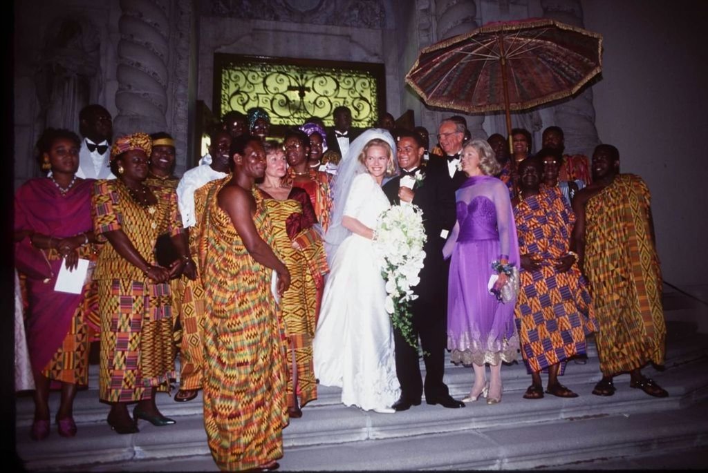 KZankeli's tweet photo. elkin pianim weds elisabeth murdoch. 
los angeles, california, c. sept. 1993.

1. present at the wedding are the parents and guests of the bride and groom, most notably:

2. ghanaian politician and economist, kwame pianim, founding member of the @NPP_GH  & one-time presidential aspirant.

***thanks to his release from prison on 20th march 1992, after serving about half of his 18-year sentence imposed in august 1983 for his alleged support of the november 1982 coup attempt, he made it just in time for his son's wedding.***

3. rupert murdoch, australian-american media mogul & multibillionaire.