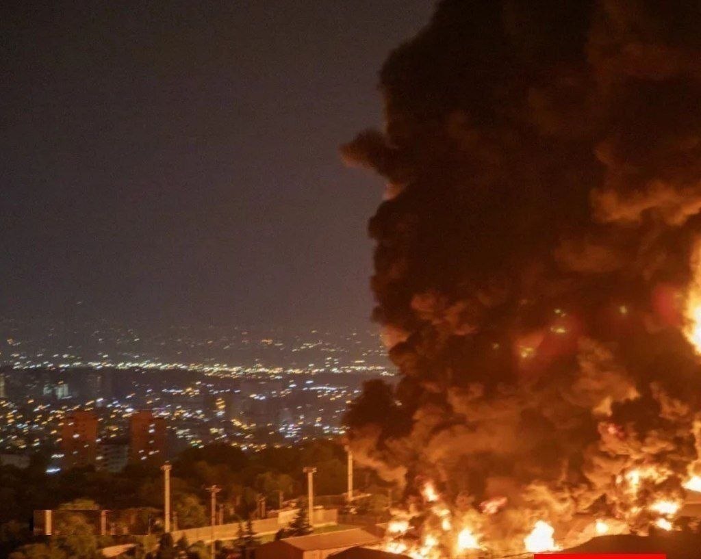 cradleturkiye's tweet photo. ABD yine İran'a saldırdığını açıkladı

🔴 Çok büyük patlamalar görüntülendi, enerji santrallerinin de hedef alındığı yönünde işaretler var

🔴 İran'ın Bender Abbas, Sirik, Buşehr kentlerinde, Keşm, Harg, Sirri, Lavan adalarının yanısıra Sistan Belucistan eyletinin Çabahar ve Konarak kentlerinden patlama haberleri geldi

🔴 İran, hava savunma sistemlerinin devreye girdiğini duyurdu

Görüntüler: Çabahar