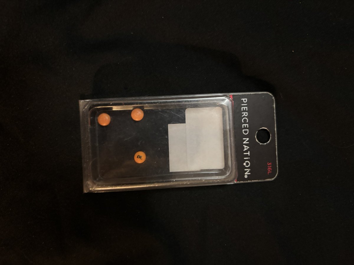 6pktr's tweet photo. ran out of ziploc  bags

fuck it, lax in the jewelry box https://t.co/ed2io0qG6G