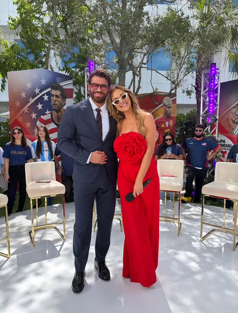 shootingstarCY's tweet photo. #Repost @lamesacaliente 🥵 ¡Qué manera de arrancar suspiros! El protagonista de #ElTurcoTLMD, Can Yaman, llegó a #LaMesaCaliente para subir la temperatura y conquistar a todos con su carisma. 🔥✨
#CanYaman https://t.co/6hc3EU8VFe