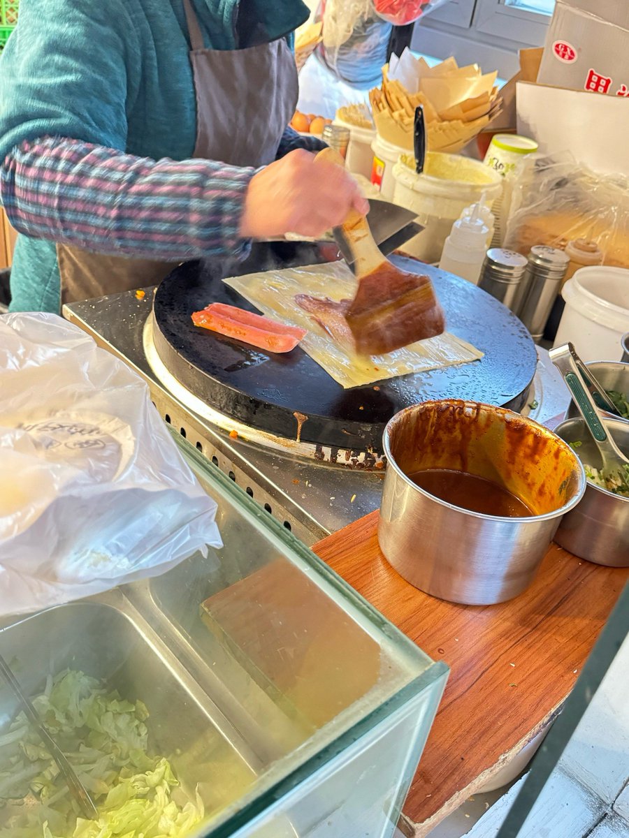 LisaRodriggp7p's tweet photo. Craving a warm egg pancake fresh off the street cart Fluffy, crispy, and drizzled with savory sauce—perfect for a quick, delicious snack on the go! https://t.co/a7p5iJ8Vm3