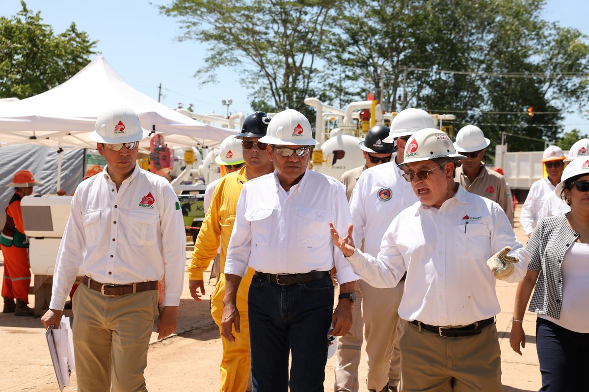 TabascoJavier's tweet photo. Como parte del ejercicio que hacemos de escuchar al pueblo, visitamos el campo Agave y Batería de Separación Bakté, de @Pemex, en Teapa. La buena noticia es que aproximadamente en octubre, apagarán dos, de los tres mecheros que trabajan actualmente en la zona, por lo que se reducirán las emisiones y las preocupaciones de las familias que viven en comunidades contiguas. 

Trabajamos de manera coordinada para el bienestar de las y los tabasqueños.