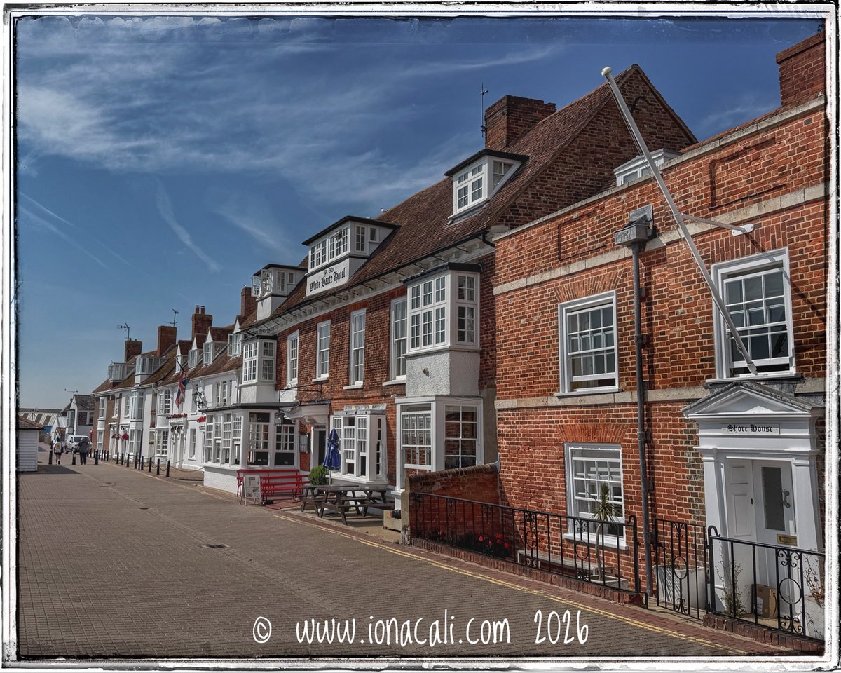 iona_cali's tweet photo. River view of Ye Olde White Harte Hotel and neighbours. #BurnhamOnCrouch https://t.co/znrUaET8ps