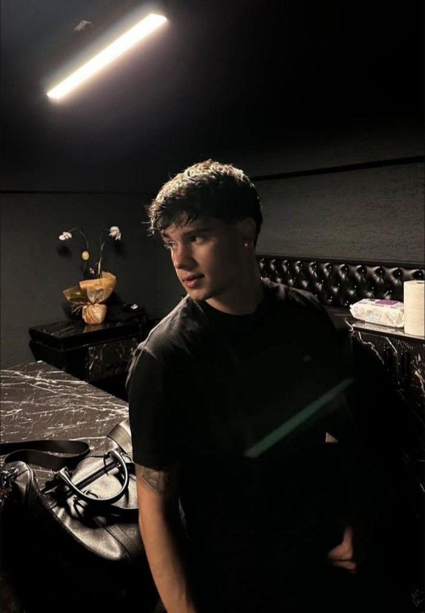 maxitohayes's tweet photo. bueno hola, soy maximiliano hayes pero xfa díganme max😞 no soy nuevo pero solo estaba en ig y no era activo. háblenme, soy buen pedo y eso, denle rt para que me lleguen amigos https://t.co/3Pugo0G5UN