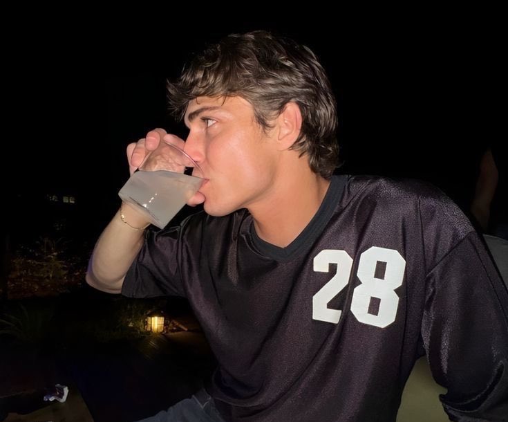 maxitohayes's tweet photo. bueno hola, soy maximiliano hayes pero xfa díganme max😞 no soy nuevo pero solo estaba en ig y no era activo. háblenme, soy buen pedo y eso, denle rt para que me lleguen amigos https://t.co/3Pugo0G5UN