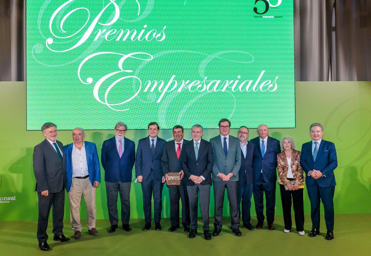 alferma1's tweet photo. Los emprendedores, empresarios y autónomos son, junto a todos los trabajadores, el motor capaz de transformar en realidad el potencial de Segovia y toda #CastillayLeón. Gracias por apostar y creer en el futuro de nuestra tierra. https://t.co/dPpd60dRLn