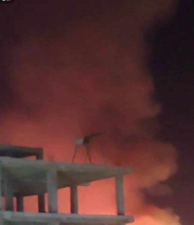 WORKK_SMART's tweet photo. 🎥 🇺🇸🇮🇷 Footage reportedly from Bushehr, southern Iran.⚠️ https://t.co/RWpBUR60oW