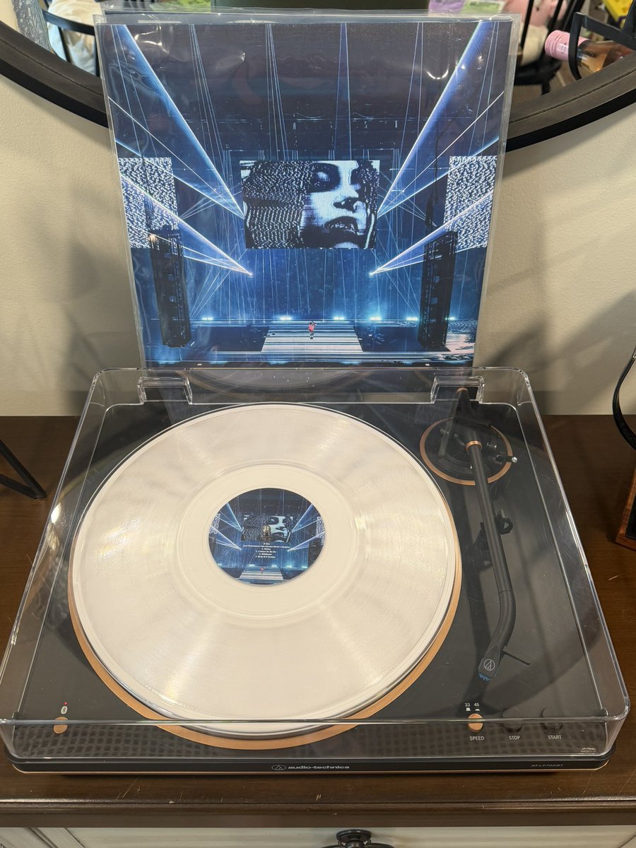 _AshleyGys's tweet photo. @QuartetString @youngexwives @halsey @billieeilish @charli_xcx @oliviarodrigo Custom Billie vinyl from my husband 🥹 https://t.co/ByBjpfcd5S