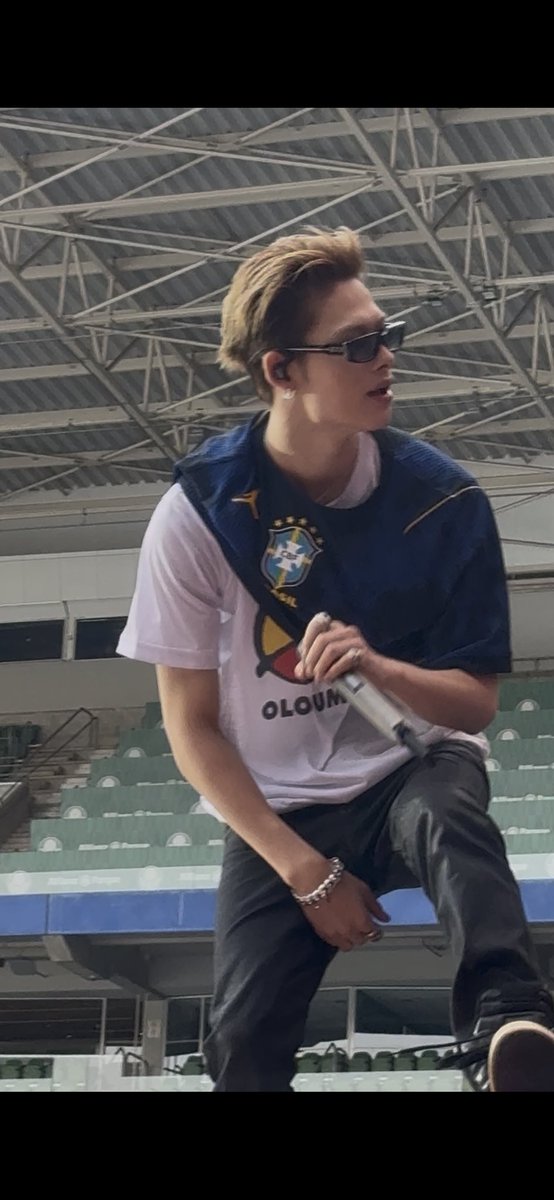 ikeutoearth's tweet photo. lindo eles usando roupa do brasil no soundcheck aqui e nao nos outros países 
acho que eles nasceram pro brasil mesmo https://t.co/ub4pitfSSn