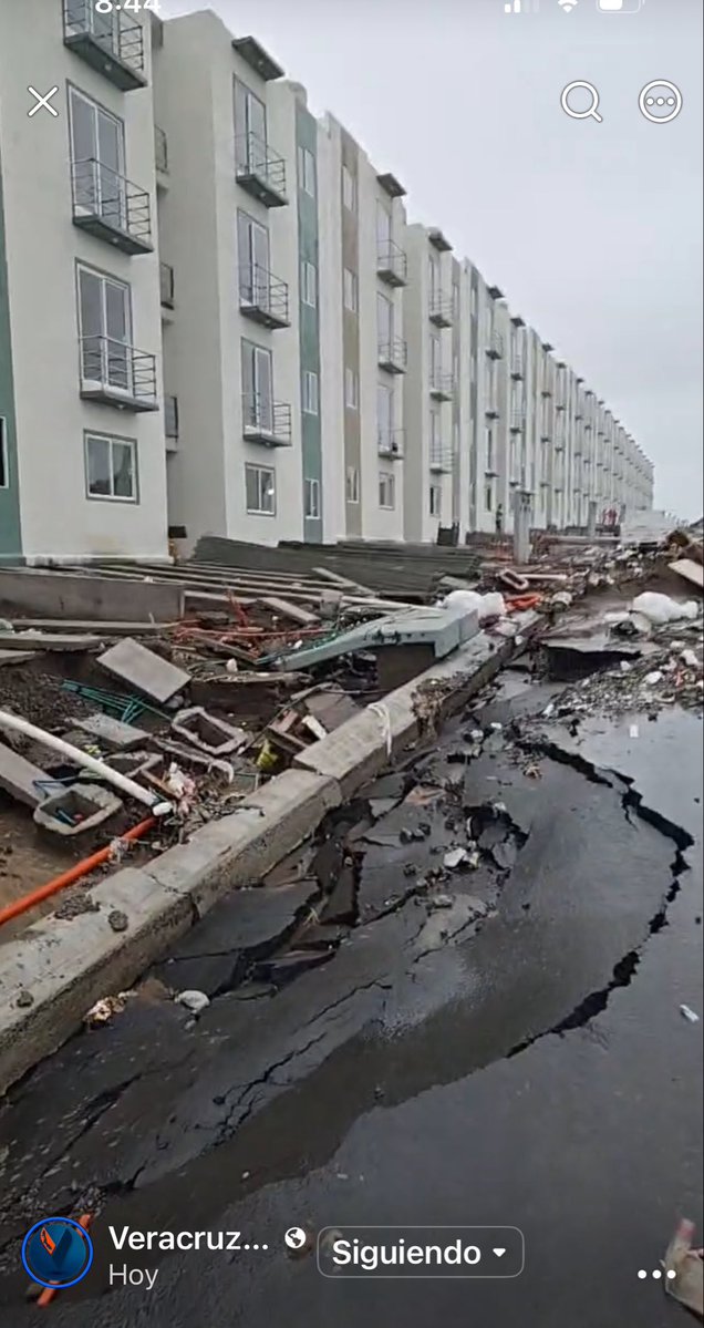 jorgegogdl's tweet photo. Hace unos meses, Claudia Sheinbaum entregaba estas viviendas del Bienestar en Veracruz, en el fraccionamiento Bosques del Río Medio en conjunto Infonavit. Ayer con la primera lluvia el lugar quedó destrozado. Te explico esta tranza de Octavio Romero. https://t.co/CPHbRSLK0S