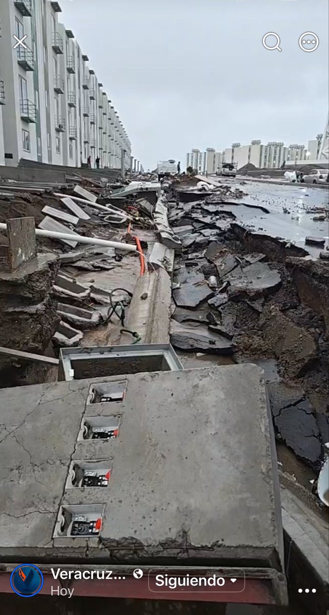 jorgegogdl's tweet photo. Hace unos meses, Claudia Sheinbaum entregaba estas viviendas del Bienestar en Veracruz, en el fraccionamiento Bosques del Río Medio en conjunto Infonavit. Ayer con la primera lluvia el lugar quedó destrozado. Te explico esta tranza de Octavio Romero. https://t.co/CPHbRSLK0S