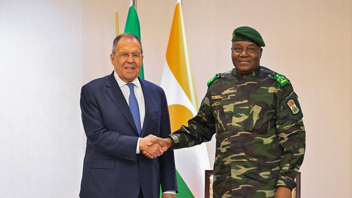 NigerAr's tweet photo. PALAIS DE LA PRÉSIDENCE | 🇳🇪

Son Excellence le Général d'Armée ABDOURAHAMANE TIANI, Président de la République, Chef de l'État, a accordé ce mercredi 08 juillet 2026 une série d'audiences au Palais de la Présidence.

Ces audiences interviennent en marge de la Deuxième Session des Consultations entre la Confédération des États du Sahel et la Fédération de Russie, tenue à Niamey.

D'abord, le Chef de l'État a reçu en audience les Ministres des Affaires Étrangères de la Confédération AES : S.E.M. Karamako Jean Marie TRAORÉ, Ministre des Affaires Étrangères, de la Coopération Régionale et des Burkinabè de l'Extérieur du Burkina Faso, et S.E.M. Abdoulaye DIOP, Ministre des Affaires Étrangères et de la Coopération Internationale du Mali.

Ensuite, le Président de la République a reçu conjointement les Ministres des Affaires Étrangères de la Confédération AES et de la Fédération de Russie: S.E.M. Sergueï LAVROV, Ministre des Affaires Étrangères de la Fédération de Russie, S.E.M. Karamako Jean Marie TRAORÉ et S.E.M. Abdoulaye DIOP.

Enfin, Son Excellence le Général d'Armée ABDOURAHAMANE TIANI a accordé une audience à S.E.M. Sergueï LAVROV, Ministre des Affaires Étrangères de la Fédération de Russie, accompagné du Vice-Ministre Russe des Affaires Étrangères et de l'Ambassadeur de la Fédération de Russie au Niger.

Ces audiences se sont déroulées en présence de S.E.M. Bakary Yaou SANGARÉ, Ministre des Affaires Étrangères, de la Coopération et des Nigériens à l'Extérieur, de Dr Soumana BOUBACAR, Ministre, Directeur de Cabinet du Président de la République, Chef de l'État, Porte-Parole du Gouvernement, et de  l'Ambassadeur Illo ADANI Conseiller Chargé des Questions Stratégiques et Diplomatiques du Président de la République, Chef de l'État.
