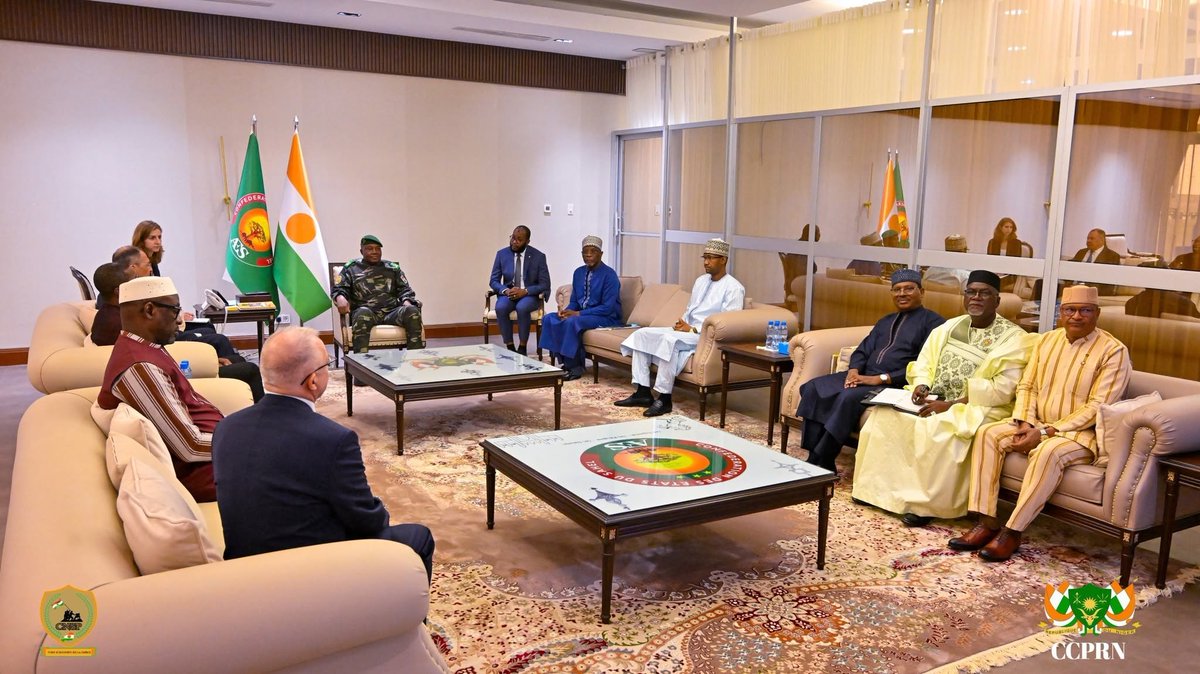 NigerAr's tweet photo. PALAIS DE LA PRÉSIDENCE | 🇳🇪

Son Excellence le Général d'Armée ABDOURAHAMANE TIANI, Président de la République, Chef de l'État, a accordé ce mercredi 08 juillet 2026 une série d'audiences au Palais de la Présidence.

Ces audiences interviennent en marge de la Deuxième Session des Consultations entre la Confédération des États du Sahel et la Fédération de Russie, tenue à Niamey.

D'abord, le Chef de l'État a reçu en audience les Ministres des Affaires Étrangères de la Confédération AES : S.E.M. Karamako Jean Marie TRAORÉ, Ministre des Affaires Étrangères, de la Coopération Régionale et des Burkinabè de l'Extérieur du Burkina Faso, et S.E.M. Abdoulaye DIOP, Ministre des Affaires Étrangères et de la Coopération Internationale du Mali.

Ensuite, le Président de la République a reçu conjointement les Ministres des Affaires Étrangères de la Confédération AES et de la Fédération de Russie: S.E.M. Sergueï LAVROV, Ministre des Affaires Étrangères de la Fédération de Russie, S.E.M. Karamako Jean Marie TRAORÉ et S.E.M. Abdoulaye DIOP.

Enfin, Son Excellence le Général d'Armée ABDOURAHAMANE TIANI a accordé une audience à S.E.M. Sergueï LAVROV, Ministre des Affaires Étrangères de la Fédération de Russie, accompagné du Vice-Ministre Russe des Affaires Étrangères et de l'Ambassadeur de la Fédération de Russie au Niger.

Ces audiences se sont déroulées en présence de S.E.M. Bakary Yaou SANGARÉ, Ministre des Affaires Étrangères, de la Coopération et des Nigériens à l'Extérieur, de Dr Soumana BOUBACAR, Ministre, Directeur de Cabinet du Président de la République, Chef de l'État, Porte-Parole du Gouvernement, et de  l'Ambassadeur Illo ADANI Conseiller Chargé des Questions Stratégiques et Diplomatiques du Président de la République, Chef de l'État.