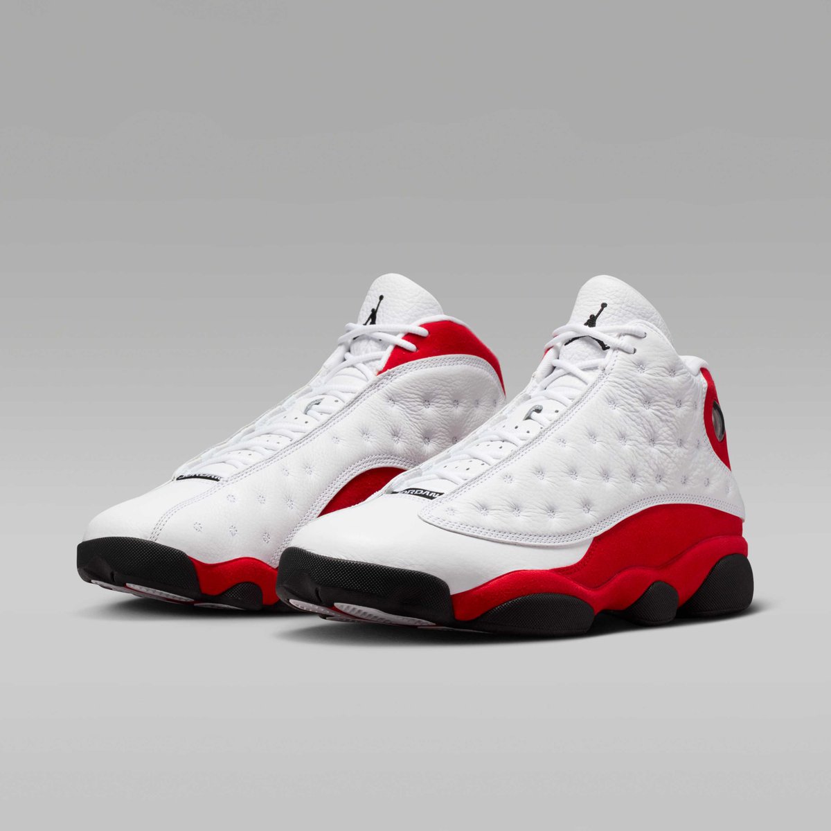 SneakerScouts's tweet photo. Air Jordan 13 'True Red' 

Available via @footlocker |$215| #ad @Jumpman23 

>>> https://t.co/D1Fs9M2v9E https://t.co/AqrxZMXCzd