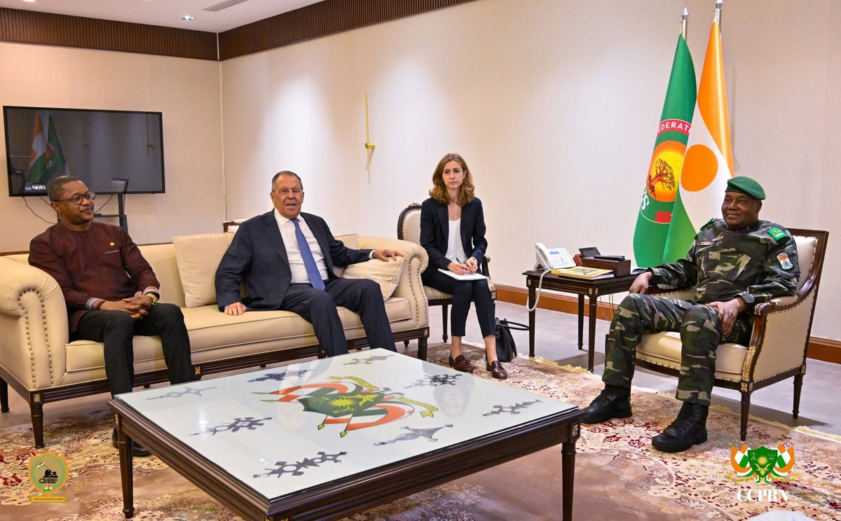NigerAr's tweet photo. PALAIS DE LA PRÉSIDENCE | 🇳🇪

Son Excellence le Général d'Armée ABDOURAHAMANE TIANI, Président de la République, Chef de l'État, a accordé ce mercredi 08 juillet 2026 une série d'audiences au Palais de la Présidence.

Ces audiences interviennent en marge de la Deuxième Session des Consultations entre la Confédération des États du Sahel et la Fédération de Russie, tenue à Niamey.

D'abord, le Chef de l'État a reçu en audience les Ministres des Affaires Étrangères de la Confédération AES : S.E.M. Karamako Jean Marie TRAORÉ, Ministre des Affaires Étrangères, de la Coopération Régionale et des Burkinabè de l'Extérieur du Burkina Faso, et S.E.M. Abdoulaye DIOP, Ministre des Affaires Étrangères et de la Coopération Internationale du Mali.

Ensuite, le Président de la République a reçu conjointement les Ministres des Affaires Étrangères de la Confédération AES et de la Fédération de Russie: S.E.M. Sergueï LAVROV, Ministre des Affaires Étrangères de la Fédération de Russie, S.E.M. Karamako Jean Marie TRAORÉ et S.E.M. Abdoulaye DIOP.

Enfin, Son Excellence le Général d'Armée ABDOURAHAMANE TIANI a accordé une audience à S.E.M. Sergueï LAVROV, Ministre des Affaires Étrangères de la Fédération de Russie, accompagné du Vice-Ministre Russe des Affaires Étrangères et de l'Ambassadeur de la Fédération de Russie au Niger.

Ces audiences se sont déroulées en présence de S.E.M. Bakary Yaou SANGARÉ, Ministre des Affaires Étrangères, de la Coopération et des Nigériens à l'Extérieur, de Dr Soumana BOUBACAR, Ministre, Directeur de Cabinet du Président de la République, Chef de l'État, Porte-Parole du Gouvernement, et de  l'Ambassadeur Illo ADANI Conseiller Chargé des Questions Stratégiques et Diplomatiques du Président de la République, Chef de l'État.