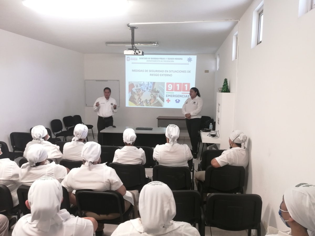 SSPyTM_Culiacan's tweet photo. #ECOS ll Personal del Departamento de Prevención llevó a cabo el programa Escuela Cordial y Segura en la empresa Industrias de Maíz y Trigos Blancas (Tostadas Blancas), ubicada en la colonia Estrella Nueva Galicia.
#SSPyTMCuliacán
#CapitalDeBienestar
#AyuntamientoDeCuliacán https://t.co/wfoL63UyKF