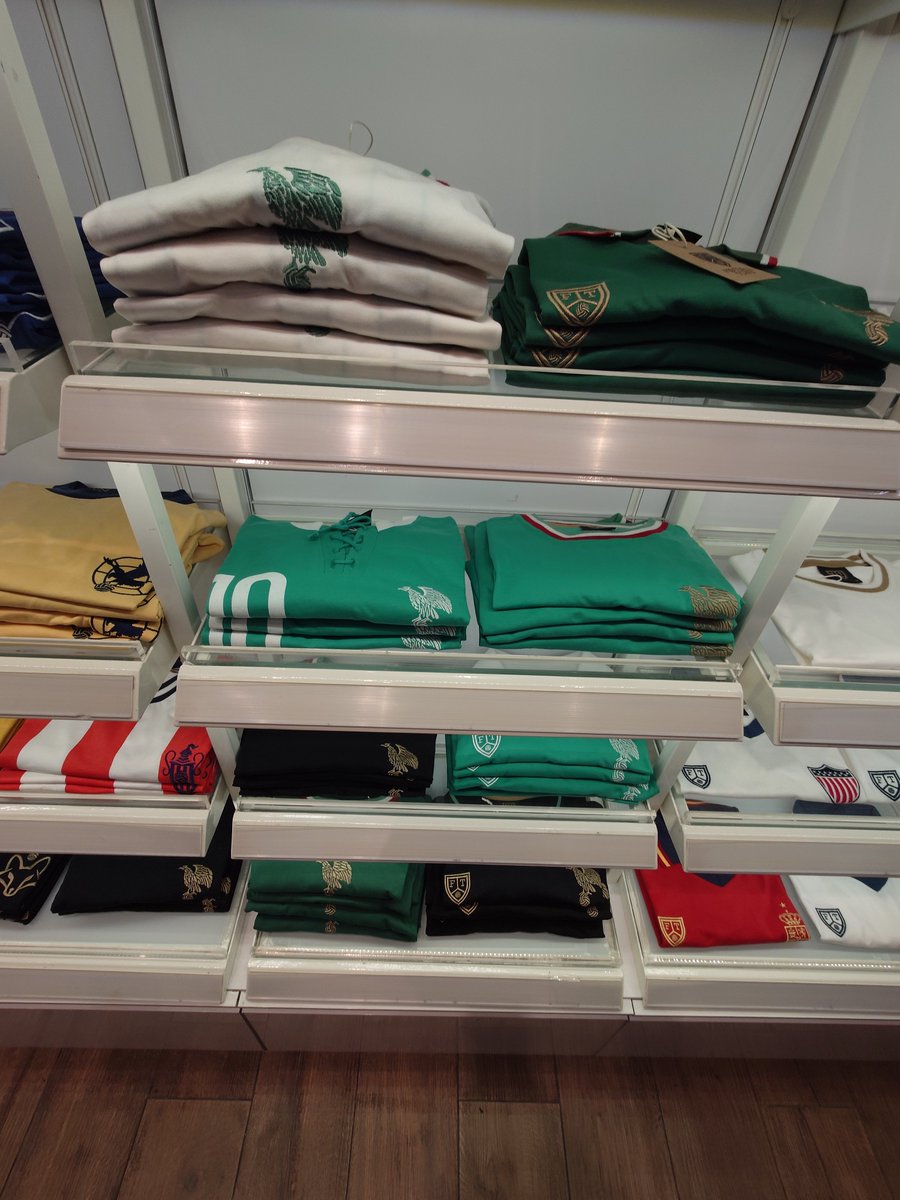 Tommy_Oldham1's tweet photo. Ending this trip with a burrito the last three and half weeks have gone quick that's for sure. Nice to see a replica of the World Cup Trophy here in Cacun and another retro/customed design Football shirt store. #worldcup https://t.co/Ya8NEhxMXn