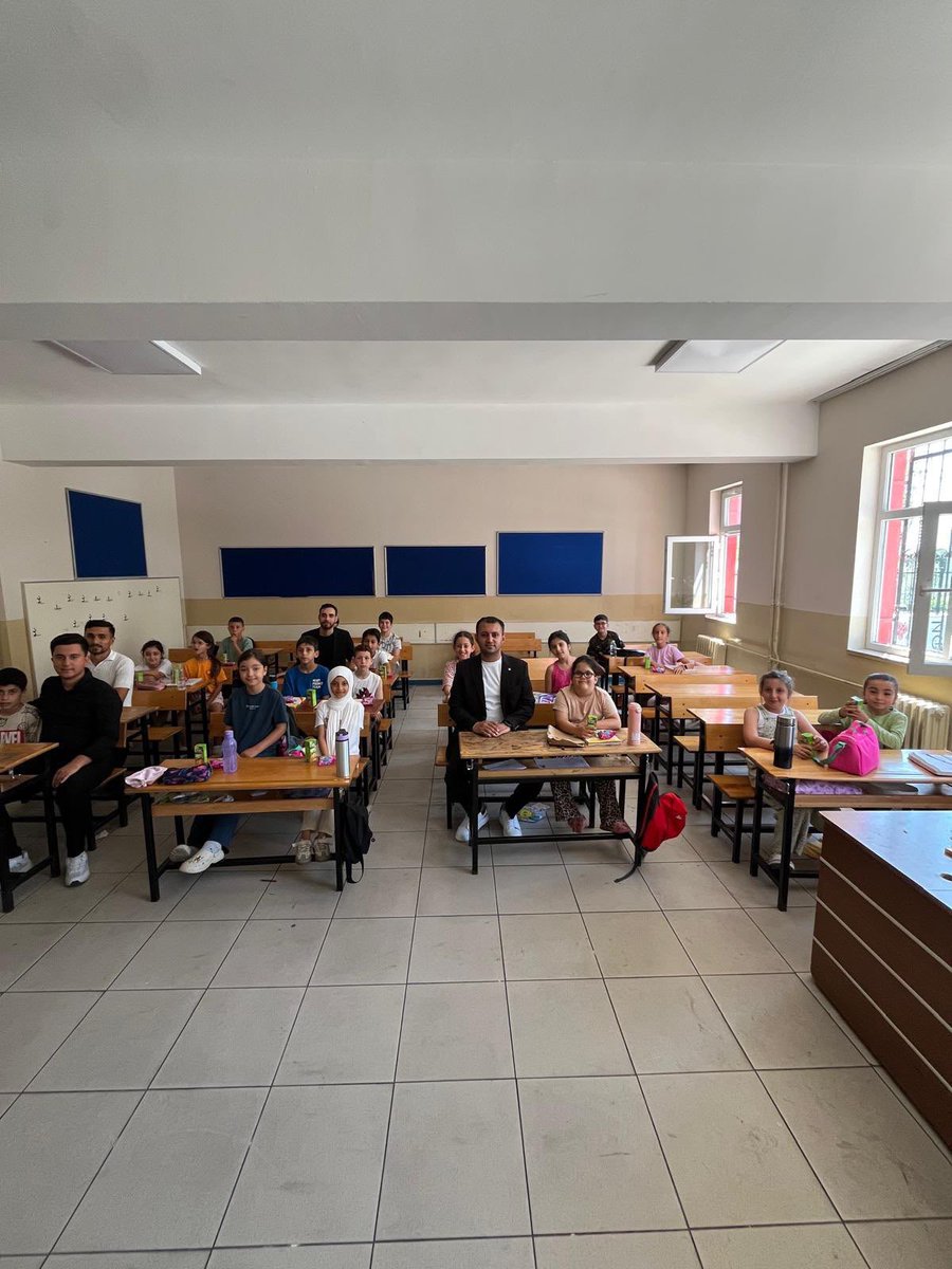 akgncbcekmece's tweet photo. AK Parti Büyükçekmece Gençlik Kolları olarak, Gençlik Kolları İlçe Başkanımız Ebubekir Şahin ile TÜGVA Büyükçekmece Yaz Okulu’nu ziyaret ettik.

Geleceğimiz olan gençlerimiz için emek veren herkese teşekkür ediyoruz.
#BüyükçekmeceİçinAKGençlik https://t.co/gVVCJGA5Ge