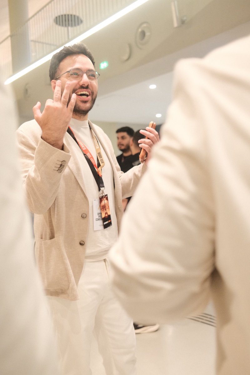 TeamFalconsGG's tweet photo. 🏆🏆🏆😆

#FalconsAreHere - #EWC26 https://t.co/yhjcL5XGIz
